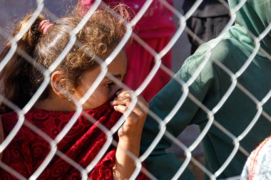 Sivil savunma ekipleri Gazze 'deki savaş sırasında şehit olanların bir çoğunu Gazze' nin güneyindeki El Katiba bölgesindeki El-Katiba bölgesinden kurtardılar. 28 Ekim 2025, Gazze, Filistin 