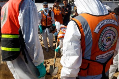 Sivil savunma ekipleri Gazze 'deki savaş sırasında şehit olanların bir çoğunu Gazze' nin güneyindeki El Katiba bölgesindeki El-Katiba bölgesinden kurtardılar. 28 Ekim 2025, Gazze, Filistin 