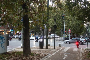 Milan (İtalya), 28 Ekim 2025 - Avrupa 'da geçen pazar günü Daylight Saving Time' ın sona ermesiyle, gün daha erken kararıyor ve hava soğumaya başladı (Edson de souza / theenews2)