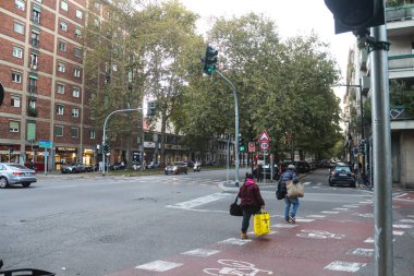 Milan (İtalya), 28 Ekim 2025 - Avrupa 'da geçen pazar günü Daylight Saving Time' ın sona ermesiyle, gün daha erken kararıyor ve hava soğumaya başladı (Edson de souza / theenews2)