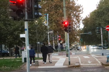 Milan (İtalya), 28 Ekim 2025 - Avrupa 'da geçen pazar günü Daylight Saving Time' ın sona ermesiyle, gün daha erken kararıyor ve hava soğumaya başladı (Edson de souza / theenews2)