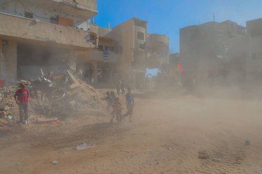 Türk İnsani Barış Vakfı, İsrail 'in iki yıl süren soykırım savaşı sonucunda geniş çaplı bir yıkıma uğrayan kuzey Gazze Şeridi' nde moloz temizleme ve temizlik çalışmalarına başladığını duyurdu. 27 Ekim 2025. 