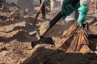 Kurtarma ekibi El Katiba Bölgesi-Gazze 'de 70 ceset buldu. 28 Ekim 2025, Gazze, Filistin