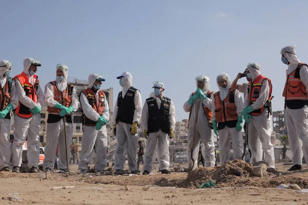 Kurtarma ekibi El Katiba Bölgesi-Gazze 'de 70 ceset buldu. 28 Ekim 2025, Gazze, Filistin