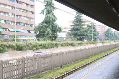Milan (İtalya), 10 / 29 / 2025 - Milano 'daki Crescenzago metro istasyonu ve çevresindeki birçok açık hava duvar resmi ve protesto ve duvar yazısı yer alıyor. (Edson De Souza / Yeniler 2)