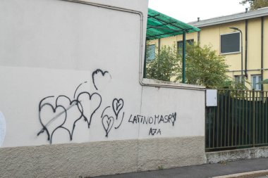 Milan (İtalya), 10 / 29 / 2025 - Milano 'daki Crescenzago metro istasyonu ve çevresindeki birçok açık hava duvar resmi ve protesto ve duvar yazısı yer alıyor. (Edson De Souza / Yeniler 2)