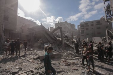 İsrail savaş uçakları, Gazze 'nin batısındaki Al-Shati mülteci kampındaki Al-Sousi Camii yakınlarındaki bir yerleşim yerini hedef alan ağır hava saldırıları düzenledi. 29 Ekim 2025, Gazze, Filistin (hashem zimmo / the new ws2)