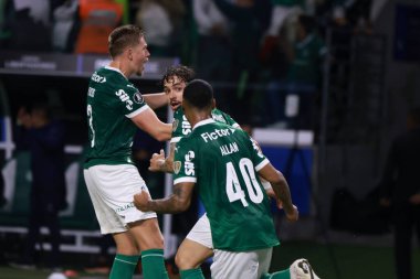 Palmeiras 'tan Bruno Fuchs, 30 Ekim 2025 Perşembe gecesi Sao Paulo-SP' deki Allianz Parque 'da oynanan yarı finalde Palmeiras ve LDU Quito arasında oynanan maçta attığı golü kutluyor.. 
