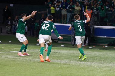 Palmeiras 'tan Bruno Fuchs, 30 Ekim 2025 Perşembe gecesi Sao Paulo-SP' deki Allianz Parque 'da oynanan yarı finalde Palmeiras ve LDU Quito arasında oynanan maçta attığı golü kutluyor.. 