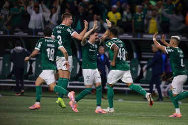 Palmeiras 'tan Bruno Fuchs, 30 Ekim 2025 Perşembe gecesi Sao Paulo-SP' deki Allianz Parque 'da oynanan yarı finalde Palmeiras ve LDU Quito arasında oynanan maçta attığı golü kutluyor.. 