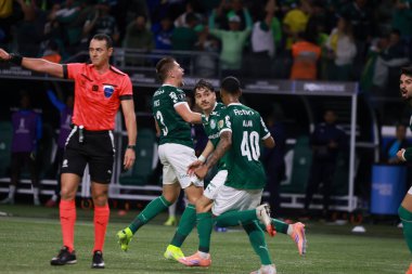 Palmeiras 'tan Bruno Fuchs, 30 Ekim 2025 Perşembe gecesi Sao Paulo-SP' deki Allianz Parque 'da oynanan yarı finalde Palmeiras ve LDU Quito arasında oynanan maçta attığı golü kutluyor.. 