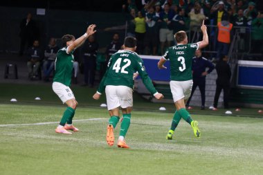 Palmeiras 'tan Bruno Fuchs, 30 Ekim 2025 Perşembe gecesi Sao Paulo-SP' deki Allianz Parque 'da oynanan yarı finalde Palmeiras ve LDU Quito arasında oynanan maçta attığı golü kutluyor.. 