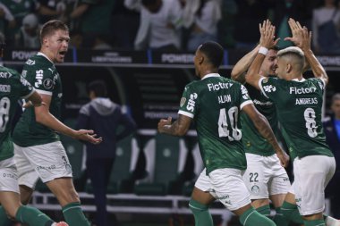 Palmeiras 'tan Bruno Fuchs, 30 Ekim 2025 Perşembe gecesi Sao Paulo-SP' deki Allianz Parque 'da oynanan yarı finalde Palmeiras ve LDU Quito arasında oynanan maçta attığı golü kutluyor.. 