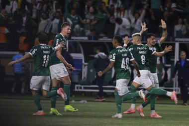 Palmeiras 'tan Bruno Fuchs, 30 Ekim 2025 Perşembe gecesi Sao Paulo-SP' deki Allianz Parque 'da oynanan yarı finalde Palmeiras ve LDU Quito arasında oynanan maçta attığı golü kutluyor.. 