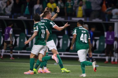 Palmeiras 'tan Bruno Fuchs, 30 Ekim 2025 Perşembe gecesi Sao Paulo-SP' deki Allianz Parque 'da oynanan yarı finalde Palmeiras ve LDU Quito arasında oynanan maçta attığı golü kutluyor.. 