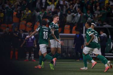 Palmeiras 'tan Bruno Fuchs, 30 Ekim 2025 Perşembe gecesi Sao Paulo-SP' deki Allianz Parque 'da oynanan yarı finalde Palmeiras ve LDU Quito arasında oynanan maçta attığı golü kutluyor.. 