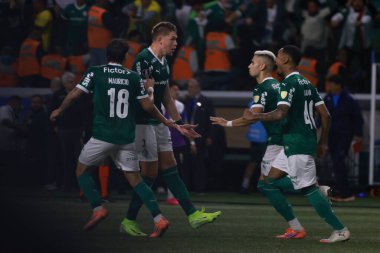 Palmeiras 'tan Bruno Fuchs, 30 Ekim 2025 Perşembe gecesi Sao Paulo-SP' deki Allianz Parque 'da oynanan yarı finalde Palmeiras ve LDU Quito arasında oynanan maçta attığı golü kutluyor.. 