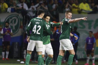 Palmeiras 'lı Raphael Veiga, 30 Ekim 2025 Perşembe gecesi Sao Paulo-SP' deki Allianz Parque 'da oynanan Conmebol Libertadores yarı finalinin ikinci ayağı için Palmeiras ve LDU Quito arasındaki maçtaki golünü atıyor ve kutluyor.. 