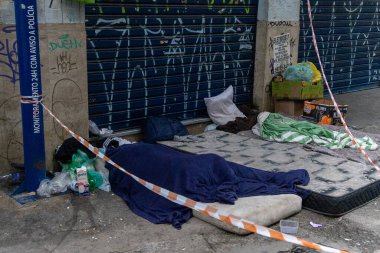 Sao Paulo, Brezilya, 10 / 30 / 2025, - Cherry Abreu (24) olarak tanımlanan evsiz bir adam, görünüşe göre bu Perşembe (30), doğal nedenlerden öldü. Rua Maria Paula, 212, Bela Vista Mahallesi (Marcelo estevao / the new ws2)