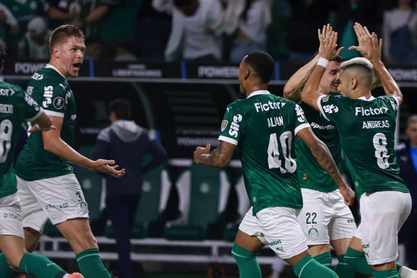 Palmeiras 'tan Bruno Fuchs, 30 Ekim 2025 Perşembe gecesi Sao Paulo-SP' deki Allianz Parque 'da oynanan yarı finalde Palmeiras ve LDU Quito arasında oynanan maçta attığı golü kutluyor.. 