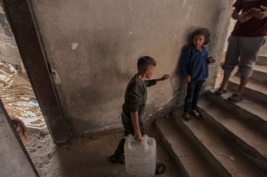 Gazze Şehri, Filistin 31 Ekim 2025: Filistinli aileler İsrail hava saldırıları tarafından yıkılan yerleşim kulelerinin yıkıntıları arasında yaşıyorlar. Birçoğu evlerinin yıkıntıları üzerine derme çatma sığınaklar kurdu (hashem zimmo / the new ws2)