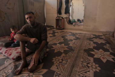 Gazze Şehri, Filistin 31 Ekim 2025: Filistinli aileler İsrail hava saldırıları tarafından yıkılan yerleşim kulelerinin yıkıntıları arasında yaşıyorlar. Birçoğu evlerinin yıkıntıları üzerine derme çatma sığınaklar kurdu (hashem zimmo / the new ws2)