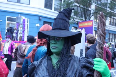 Manhattan 'daki 52. Geleneksel Cadılar Bayramı Geçidi, 31 Ekim 2025, New York, ABD. 52. Geçit töreni Manhattan Greenwich Village 'da Cadılar Bayramı gecesi düzenlenecek. Muhteşem yaratıcılığıyla tanınıyor. (Jose Francisco))