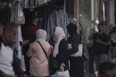 Gazze Pazarı Hayata Dönüyor. 1 Kasım 2025, Gazze, Filistin: Aylarca süren savaş ve yıkımdan sonra, Gazze piyasaları yavaş yavaş canlanıyor 