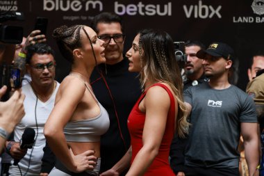 Sao Paulo (SP), 10 / 31 / 2025 - Latin Amerika 'nın en etkili dövüş müsabakası olan Fight Music Show sporcularının tartılması ve resmi karşılaşması sırasında sporcular Inae ve Fernanda Lacerda (Mendigata). (leco viana / the newws2)
