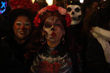 Manhattan 'daki 52. Geleneksel Cadılar Bayramı Geçidi, 31 Ekim 2025, New York, ABD. 52. Geçit töreni Manhattan Greenwich Village 'da Cadılar Bayramı gecesi düzenlenecek. Muhteşem yaratıcılığıyla tanınıyor. (Jose Francisco))