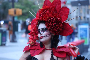 Manhattan 'daki 52. Geleneksel Cadılar Bayramı Geçidi, 31 Ekim 2025, New York, ABD. 52. Geçit töreni Manhattan Greenwich Village 'da Cadılar Bayramı gecesi düzenlenecek. Muhteşem yaratıcılığıyla tanınıyor. (Jose Francisco))