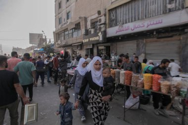 Gazze Pazarı Hayata Dönüyor. 1 Kasım 2025, Gazze, Filistin: Aylarca süren savaş ve yıkımdan sonra, Gazze piyasaları yavaş yavaş canlanıyor 