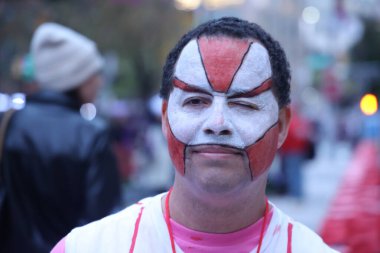 Manhattan 'daki 52. Geleneksel Cadılar Bayramı Geçidi, 31 Ekim 2025, New York, ABD. 52. Geçit töreni Manhattan Greenwich Village 'da Cadılar Bayramı gecesi düzenlenecek. Muhteşem yaratıcılığıyla tanınıyor. (Jose Francisco))