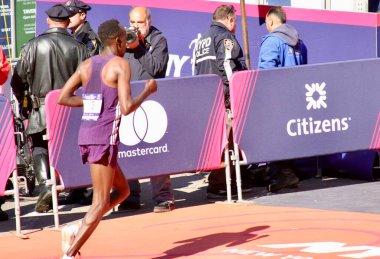 2 Kasım 2025, New York, ABD: Kenyalı Albert Korir 2025 TCS New York City Maratonu sırasında 2.08: 57 ile üçüncü oldu (niyi fote / theenews)