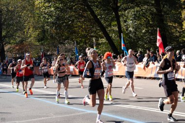 TCS NYC Maratonu 2025. 2 Kasım 2025, New York ABD. Dünya New York 'ta dönüyor. Dünyanın dört bir yanından binlerce sporcu, aile ve destekçi 2025 TCS New York City Maratonu için sokaklara döküldü. (Jeff Rivera / Newws2)