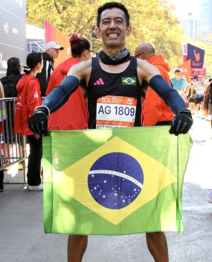 2 Kasım 2025, New York, ABD: Brezilyalı Douglas Freitas, New York 'ta gerçekleştirilen 2025 TCS New York City Maratonu' nun bitimini kutluyor. (niyi fote\ theenews2)