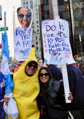 2 Kasım 2025, New York, ABD: Sporcular New York 'ta düzenlenen 2025 TCS New York City Maratonu sırasında madalyalarını aldılar ve aileleriyle, arkadaşlarıyla ve sevdikleriyle kutladılar. (niyi fote\ theenews2)         