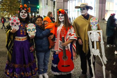 Milan (İtalya), 02 / 11 / 2025 - Ölüler Günü: Yaşamı kutlamak ve ölüleri hatırlamak için geleneksel Meksika geçidi bu gece, 2 Kasım 2025.