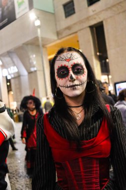 Milan (İtalya), 02 / 11 / 2025 - Ölüler Günü: Yaşamı kutlamak ve ölüleri hatırlamak için geleneksel Meksika geçidi bu gece, 2 Kasım 2025.