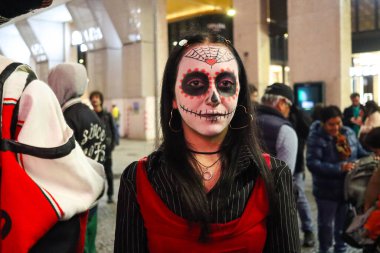 Milan (İtalya), 02 / 11 / 2025 - Ölüler Günü: Yaşamı kutlamak ve ölüleri hatırlamak için geleneksel Meksika geçidi bu gece, 2 Kasım 2025.