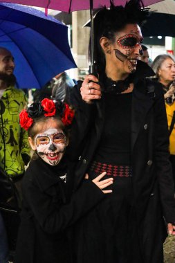 Milan (İtalya), 02 / 11 / 2025 - Ölüler Günü: Yaşamı kutlamak ve ölüleri hatırlamak için geleneksel Meksika geçidi bu gece, 2 Kasım 2025.