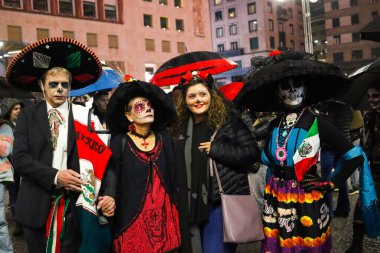 Milan (İtalya), 02 / 11 / 2025 - Ölüler Günü: Yaşamı kutlamak ve ölüleri hatırlamak için geleneksel Meksika geçidi bu gece, 2 Kasım 2025.