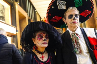 Milan (İtalya), 02 / 11 / 2025 - Ölüler Günü: Yaşamı kutlamak ve ölüleri hatırlamak için geleneksel Meksika geçidi bu gece, 2 Kasım 2025.