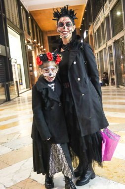 Milan (İtalya), 02 / 11 / 2025 - Ölüler Günü: Yaşamı kutlamak ve ölüleri hatırlamak için geleneksel Meksika geçidi bu gece, 2 Kasım 2025.