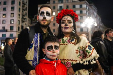 Milan (İtalya), 02 / 11 / 2025 - Ölüler Günü: Yaşamı kutlamak ve ölüleri hatırlamak için geleneksel Meksika geçidi bu gece, 2 Kasım 2025.