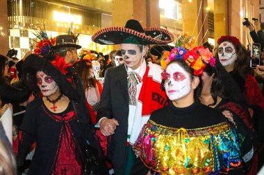 Milan (İtalya), 02 / 11 / 2025 - Ölüler Günü: Yaşamı kutlamak ve ölüleri hatırlamak için geleneksel Meksika geçidi bu gece, 2 Kasım 2025.