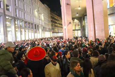 Milan (İtalya), 02 / 11 / 2025 - Ölüler Günü: Yaşamı kutlamak ve ölüleri hatırlamak için geleneksel Meksika geçidi bu gece, 2 Kasım 2025.