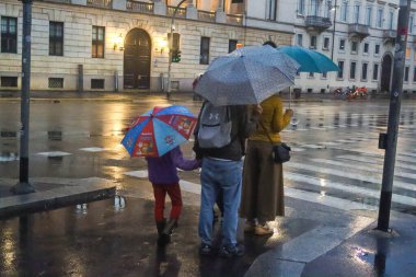 Milan (İtalya), 02 / 11 / 2025 - Hava Durumu / Yağmurlu Hava - 2 Kasım 2025 Pazar günü öğleden sonra Milano 'da hava ağırlıklı olarak yağmurlu ve biraz serindi. (Edson De Souza / Yeniler 2) 