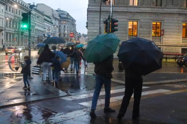 Milan (İtalya), 02 / 11 / 2025 - Hava Durumu / Yağmurlu Hava - 2 Kasım 2025 Pazar günü öğleden sonra Milano 'da hava ağırlıklı olarak yağmurlu ve biraz serindi. (Edson De Souza / Yeniler 2) 