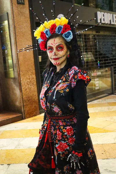 Milan (İtalya), 02 / 11 / 2025 - Ölüler Günü: Yaşamı kutlamak ve ölüleri hatırlamak için geleneksel Meksika geçidi bu gece, 2 Kasım 2025.